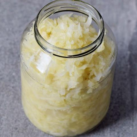 Omas Sauerkraut: Traditionelles Rezept zum Selbermachen Omas Sauerkraut: Traditionelles Rezept zum Selbermachen