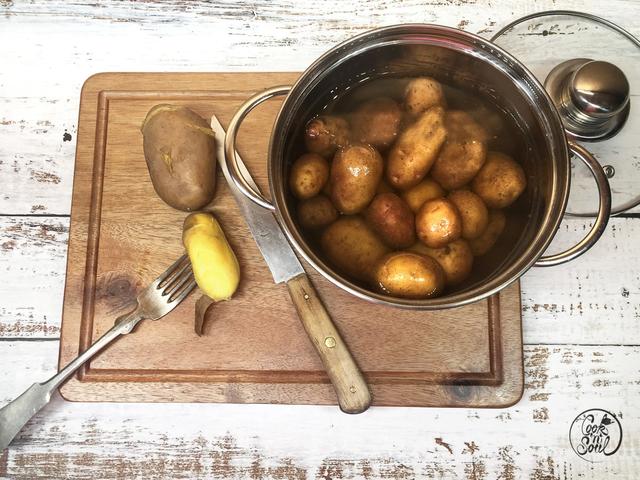 Kochzeit für Pellkartoffeln: Wie lange braucht es, bis sie butterzart sind? Kochzeit für Pellkartoffeln: Wie lange braucht es, bis sie butterzart sind?