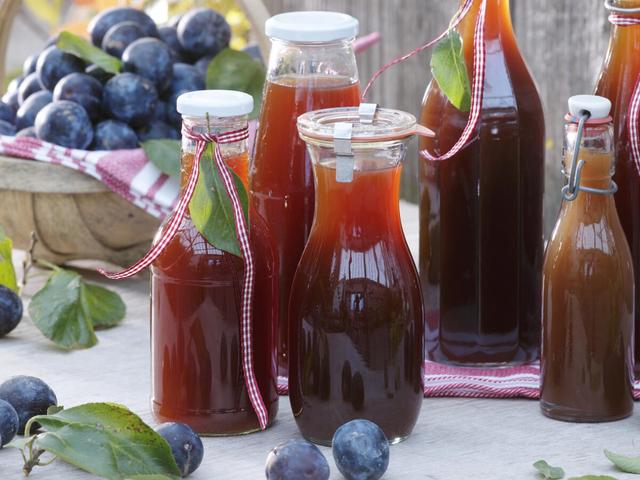 Gesunder und leckerer Pflaumensaft zum Selbermachen Gesunder und leckerer Pflaumensaft zum Selbermachen