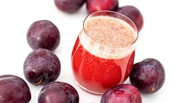 Selbstgemachter Pflaumensaft: Gesundes Getränk ganz einfach zubereiten Selbstgemachter Pflaumensaft: Gesundes Getränk ganz einfach zubereiten