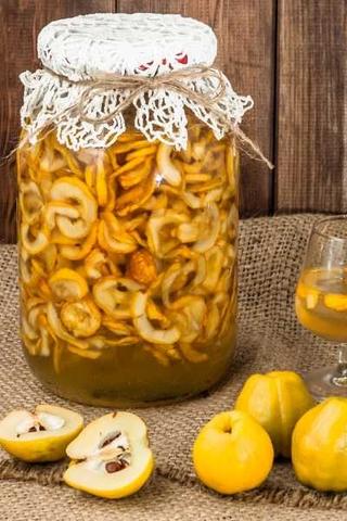 Genießen Sie Ihren eigenen hausgemachten Quittenlikör Genießen Sie Ihren eigenen hausgemachten Quittenlikör