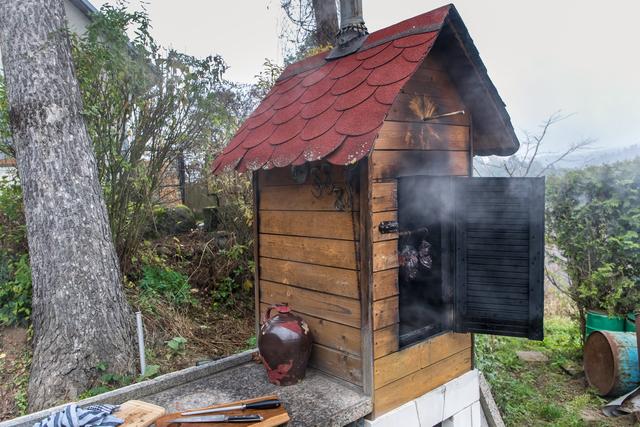 Bauanleitung: Eigenen Räucherofen aus Holz bauen Bauanleitung: Eigenen Räucherofen aus Holz bauen