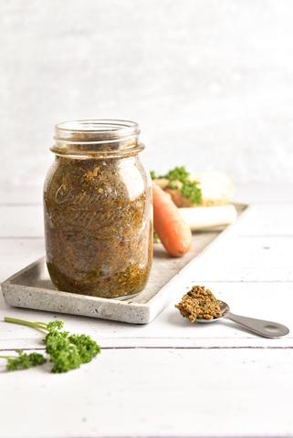 Nachhaltige Küche: Gemüsebrühe-Paste ohne künstliche Zusätze selbst gemacht Nachhaltige Küche: Gemüsebrühe-Paste ohne künstliche Zusätze selbst gemacht