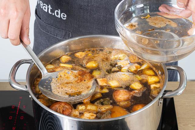 Rinderfond selber machen: Grundrezept und Tipps Rinderfond selber machen: Grundrezept und Tipps