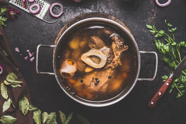 Rinderfond: Der Unterschied zur Rinderbrühe einfach erklärt Rinderfond: Der Unterschied zur Rinderbrühe einfach erklärt