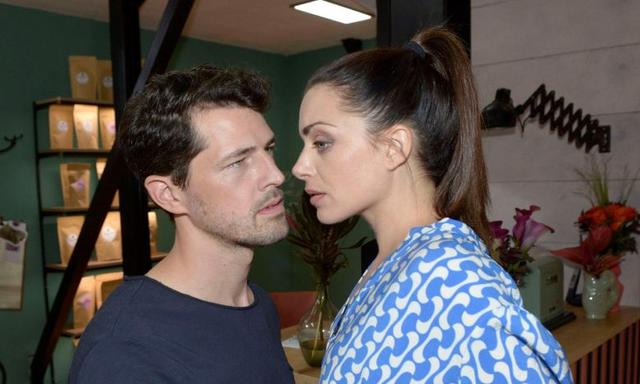 "Liebesdrama bei GZSZ: Was bedeutet der Unfall für Sascha und Emily?" "Liebesdrama bei GZSZ: Was bedeutet der Unfall für Sascha und Emily?"