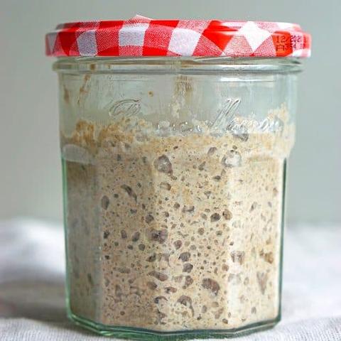 Traditionellen Sauerteig selbst ansetzen: Leicht gemacht mit dieser Anleitung Traditionellen Sauerteig selbst ansetzen: Leicht gemacht mit dieser Anleitung