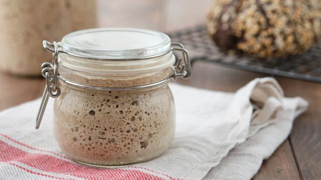 Gesundes Backen mit selbstgemachtem Sauerteig: So einfach geht Gesundes Backen mit selbstgemachtem Sauerteig: So einfach geht