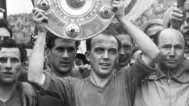 Die glorreichen Jahre: Wann holte Schalke 04 den deutschen Fußballmeistertitel? Die glorreichen Jahre: Wann holte Schalke 04 den deutschen Fußballmeistertitel?