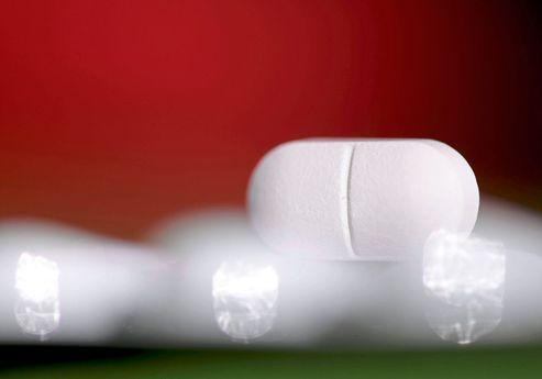 Schnellere Linderung von Schmerzen: Warum die Körperhaltung bei der Einnahme von Schmerztabletten wichtig ist.