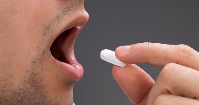 Tipps für eine schnellere Wirkung von Schmerztabletten: Die Bedeutung der richtigen Körperhaltung beim Einnehmen.