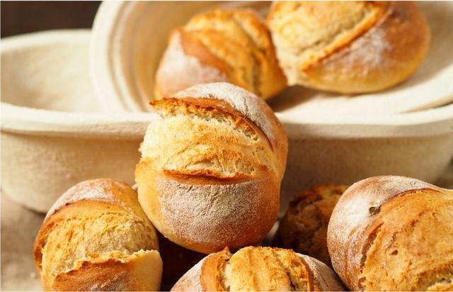 Knusprige Frühstücksbrötchen aus dem Ofen mit Trockenhefe