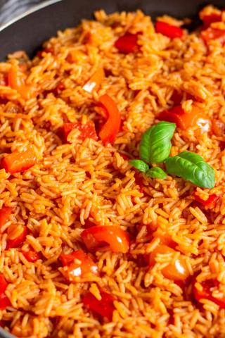 Leckeres und gesundes Rezept: Paprika-Reis-Pfanne mit Joghurtsoße Leckeres und gesundes Rezept: Paprika-Reis-Pfanne mit Joghurtsoße