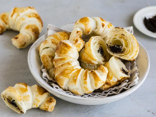 Genussvoll und knusprig: Hausgemachte Schokocroissants aus Blätterteig