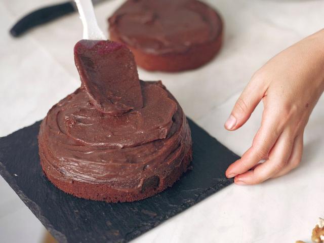 Schokoguss selber machen: Ein köstliches Rezept mit nur 2 Zutaten Schokoguss selber machen: Ein köstliches Rezept mit nur 2 Zutaten