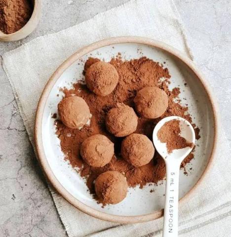 Schritt für Schritt zu selbstgemachten Rumkugeln: Ein Genuss für Naschkatzen Schritt für Schritt zu selbstgemachten Rumkugeln: Ein Genuss für Naschkatzen