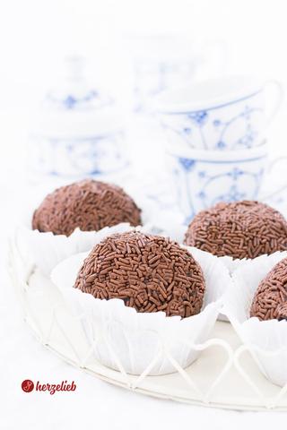 Genieße den Geschmack von handgemachten Rumkugeln mit diesem einfachen Rezept Genieße den Geschmack von handgemachten Rumkugeln mit diesem einfachen Rezept