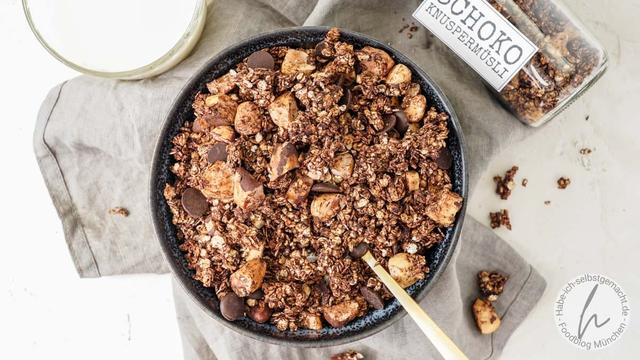 Selbstgemachtes Schokoladenmüsli als Geschenkidee aus der Küche Selbstgemachtes Schokoladenmüsli als Geschenkidee aus der Küche
