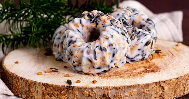 Mit unserer Anleitung können Sie ganz einfach Meisenknödel selbst herstellen und Vögeln helfen