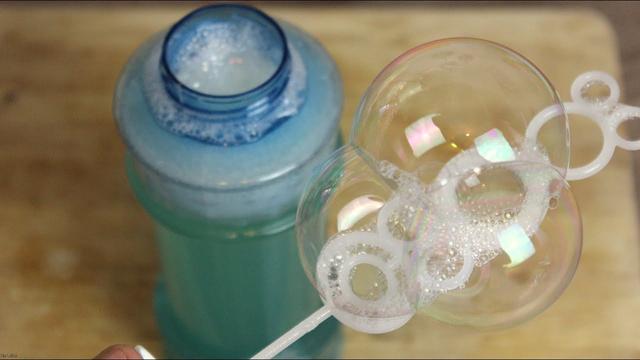 Selbstgemachte Seifenblasen mit Spülmittel: Tipps und Tricks