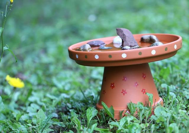 Praktische und preiswerte Vogeltränken zum Selberbauen