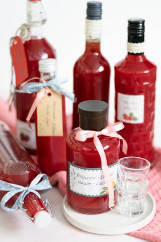 Frühlingsgenuss pur: Selbstgemachten Rhabarberlikör zaubern Frühlingsgenuss pur: Selbstgemachten Rhabarberlikör zaubern