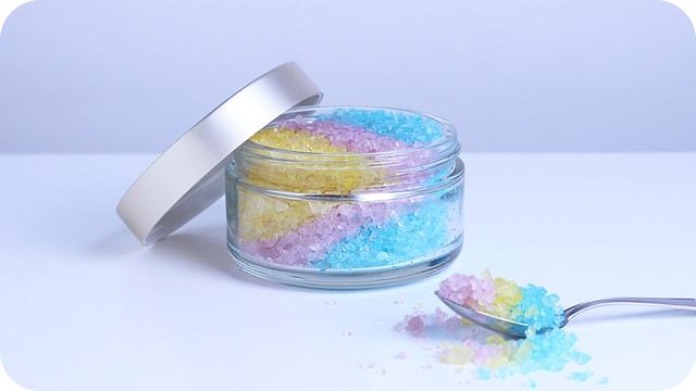 Kreative DIY-Idee: Badesalz selber machen als Geschenk zum Muttertag Kreative DIY-Idee: Badesalz selber machen als Geschenk zum Muttertag