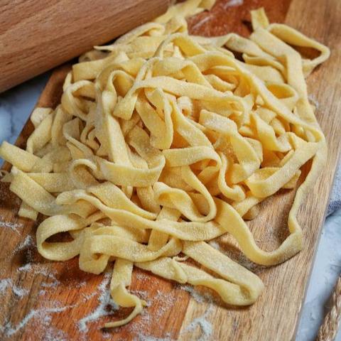 Selbstgemachte Bandnudeln: Frisch und köstlich Selbstgemachte Bandnudeln: Frisch und köstlich