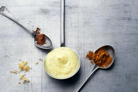 Vielseitige Currysauce selbst gemacht: Perfekt für Fondue und Hühnerfleisch Vielseitige Currysauce selbst gemacht: Perfekt für Fondue und Hühnerfleisch
