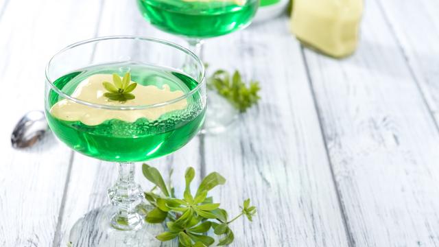 Vielseitige Variationen: Götterspeise als Dessert oder mit Vanillesauce genießen Vielseitige Variationen: Götterspeise als Dessert oder mit Vanillesauce genießen