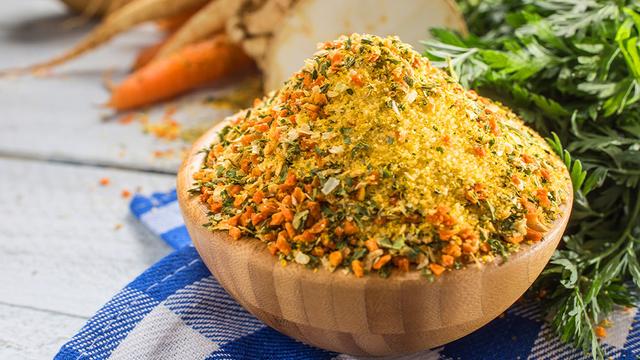 Nachhaltig und kostengünstig: Gemüsebrühe als Pulver selbst herstellen Nachhaltig und kostengünstig: Gemüsebrühe als Pulver selbst herstellen