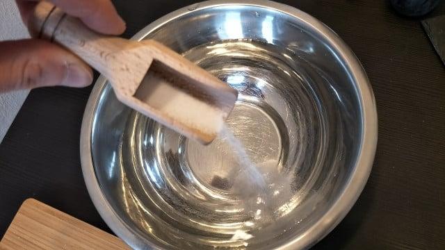 Selbstgemachte Kochsalzlösung zur Bekämpfung von verstopfter Nase Selbstgemachte Kochsalzlösung zur Bekämpfung von verstopfter Nase