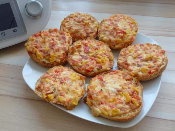 Das perfekte Rezept für selbstgemachte Pizzabrötchen mit Schinken, Salami und Gemüse Das perfekte Rezept für selbstgemachte Pizzabrötchen mit Schinken, Salami und Gemüse