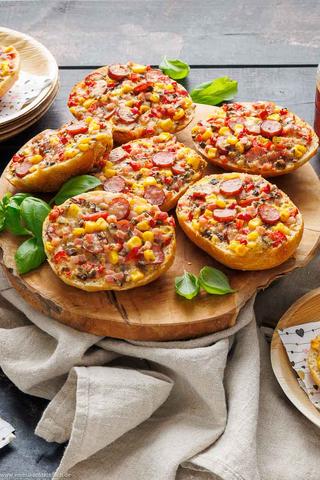 Köstliche Pizzabrötchen: Selbst gemacht und schnell serviert Köstliche Pizzabrötchen: Selbst gemacht und schnell serviert