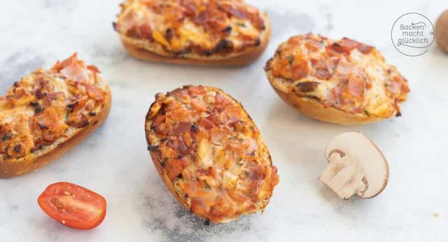 Genieße hausgemachte Pizzabrötchen mit Schinken, Salami und Gemüse Genieße hausgemachte Pizzabrötchen mit Schinken, Salami und Gemüse