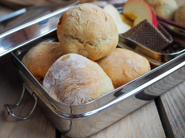 Backe deine eigenen Pizzabrötchen: Einfache Anleitung für zu Hause Backe deine eigenen Pizzabrötchen: Einfache Anleitung für zu Hause
