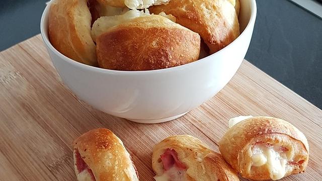 Genieße hausgemachte Pizzabrötchen: Einfaches Rezept zum Nachmachen Genieße hausgemachte Pizzabrötchen: Einfaches Rezept zum Nachmachen