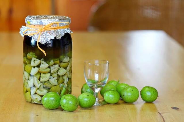 Genieße den besten Walnusslikör: Selbst gemacht und mit Liebe zubereitet Genieße den besten Walnusslikör: Selbst gemacht und mit Liebe zubereitet