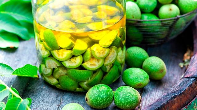 Die Kunst des Likörbrauens: Erfahre, wie du deinen eigenen Walnusslikör herstellst Die Kunst des Likörbrauens: Erfahre, wie du deinen eigenen Walnusslikör herstellst