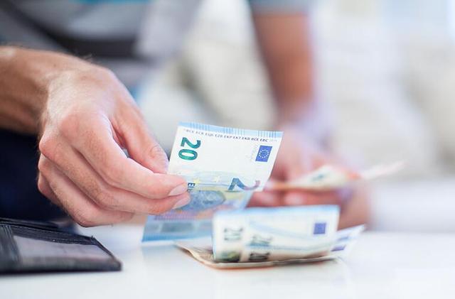 Rentenerhöhung 2023: Wie viel Geld bleibt tatsächlich übrig bei einer Brutto-Rente von 2000 Euro? Rentenerhöhung 2023: Wie viel Geld bleibt tatsächlich übrig bei einer Brutto-Rente von 2000 Euro?