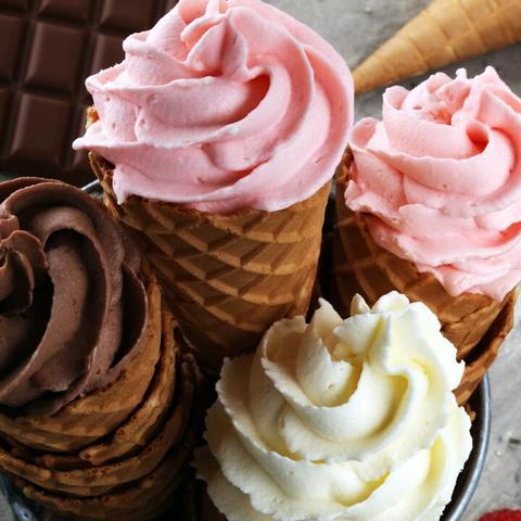 Cremiges Softeis ohne Eismaschine: So gelingt es selbst gemacht Cremiges Softeis ohne Eismaschine: So gelingt es selbst gemacht
