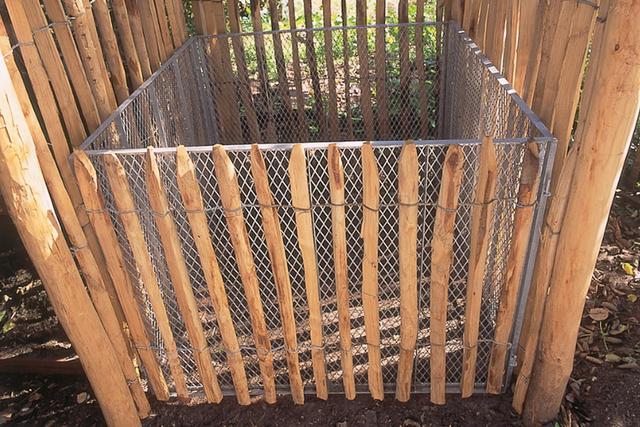 Einfache Anleitung: Wie Sie einen Staketenzaun selber bauen können Einfache Anleitung: Wie Sie einen Staketenzaun selber bauen können