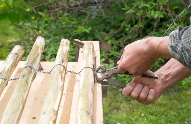 Natürlicher und preisgünstiger Zaun: Staketenzaun selbst erstellen Natürlicher und preisgünstiger Zaun: Staketenzaun selbst erstellen