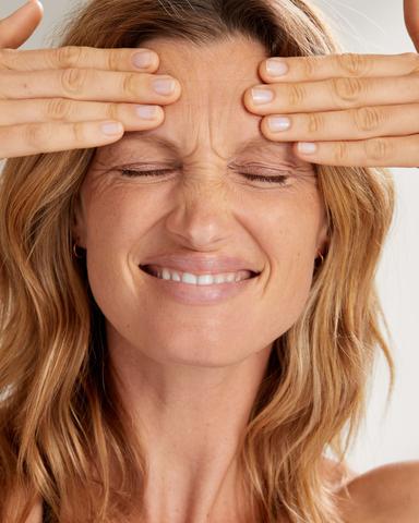 Wie man Stirnfalten reduzieren kann: Tipps und Tricks Wie man Stirnfalten reduzieren kann: Tipps und Tricks