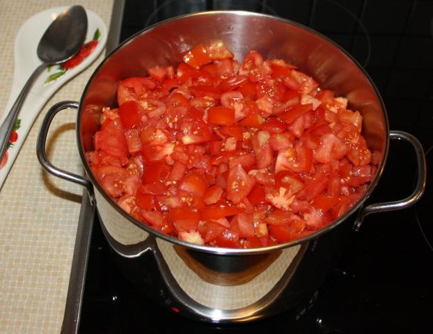 Kulinarisches Highlight: Stückige Tomaten ganz einfach selbst herstellen Kulinarisches Highlight: Stückige Tomaten ganz einfach selbst herstellen
