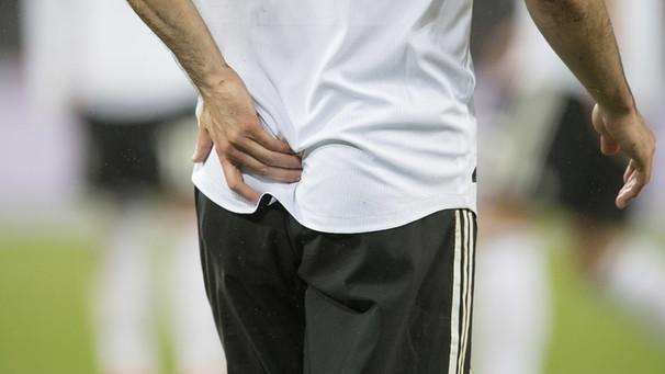 Schmerzen nach einem Sturz auf das Steißbein: Ab wann zum Arzt?