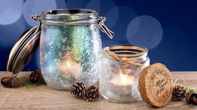 DIY: Windlichter mit Frost-Effekt aus alten Gläsern selbst gestalten DIY: Windlichter mit Frost-Effekt aus alten Gläsern selbst gestalten