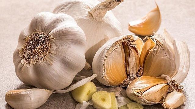 Praktische Tipps, um den Geruch von Knoblauch loszuwerden
