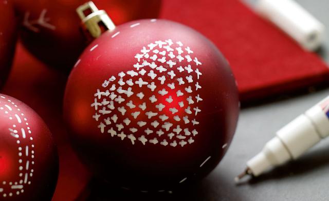 DIY-Weihnachtsdeko: Gestalte deine eigenen Weihnachtskugeln DIY-Weihnachtsdeko: Gestalte deine eigenen Weihnachtskugeln