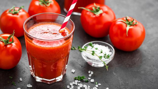 Tomatensaft als natürlicher Katerkiller: So einfach kannst du ihn selbst herstellen Tomatensaft als natürlicher Katerkiller: So einfach kannst du ihn selbst herstellen